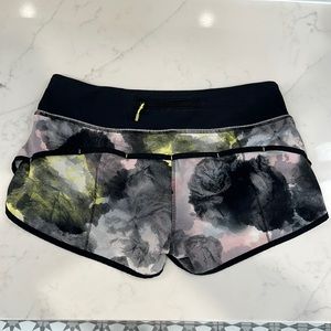 Lululemon Speed Shorts Citron Tinted Canvas Yellow. Size 6.